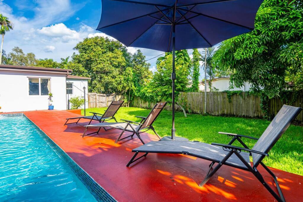 Spacious 3 Bedroom Home With Oversized Pool & Backyard Miami Exterior photo