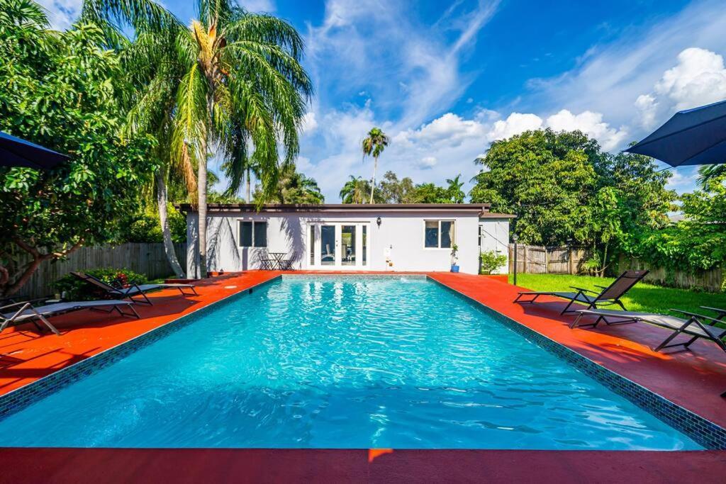 Spacious 3 Bedroom Home With Oversized Pool & Backyard Miami Exterior photo